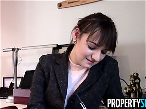 Property lovemaking Agent Makes sex movie With lucky customer